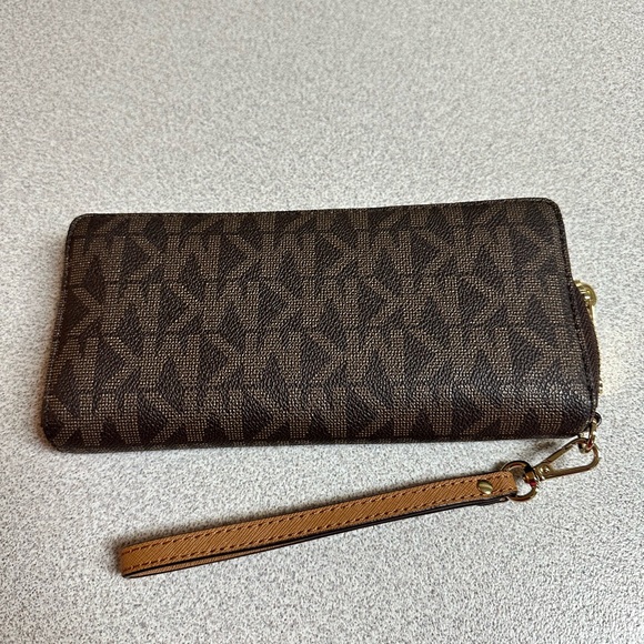 Pre Owned Michael Kors Large Logo Wallet - Picture 2 of 4